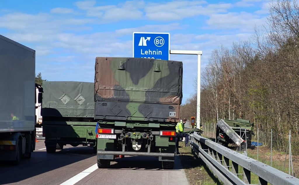 Beim Überholvorgang eines Lkw musste der Bundeswehr-Unimog nach Polizeiangaben nach rechts ausweichen und prallte an den Pfahl eines Verkehrsschildes.