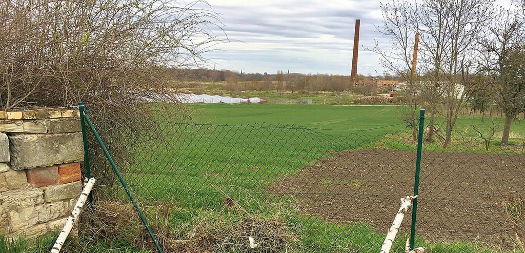 Der zuvor umgekippte Zaun auf dem Hecklinger Friedhof wurde provisorisch aufgestellt. Der Stadtbaubetrieb hat jetzt das Material für eine richtige Instandsetzung bestellt.