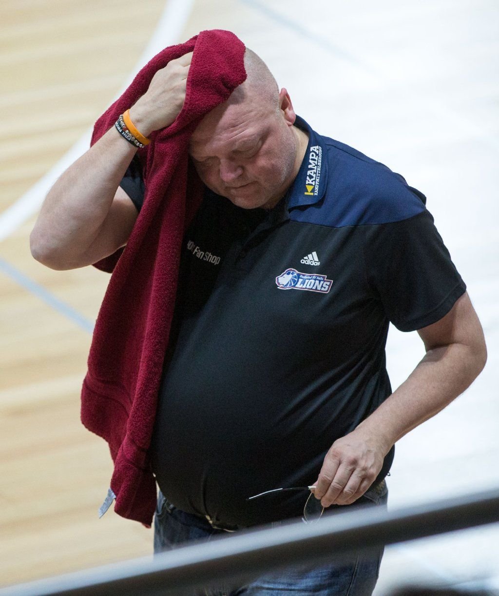 Lions Headcoach Rene Spandauw wischt sich den Schweiß vom Kopf im Spiel der Damen Basketball Bundesliga zwischen dem SV Halle Lions und dem TV Saarlouis Royals.