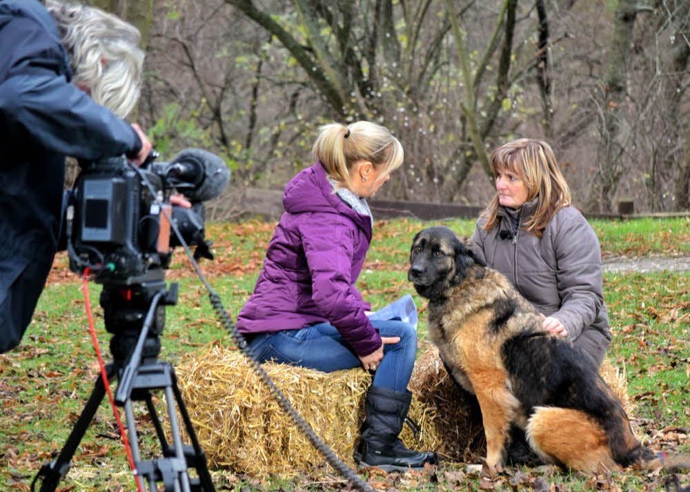 Uta Bresan (li.) mit Bella und Mitarbeiterin Conny Refert.