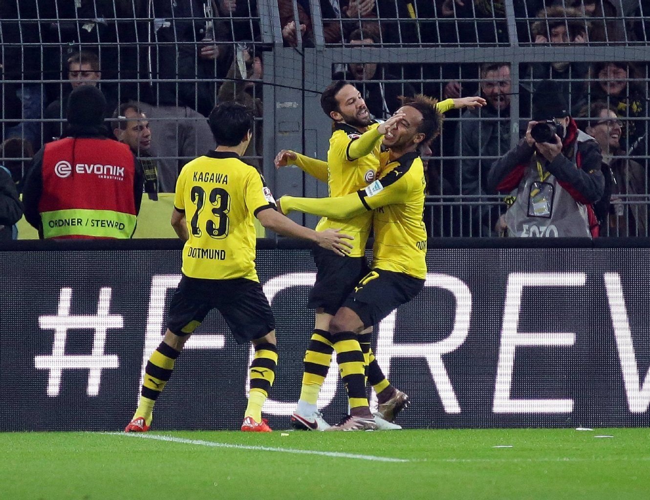 Shinji Kagawa, Gonzalo Castro und Pierre Emerick Aubameyang jubeln nach dem 1:0.