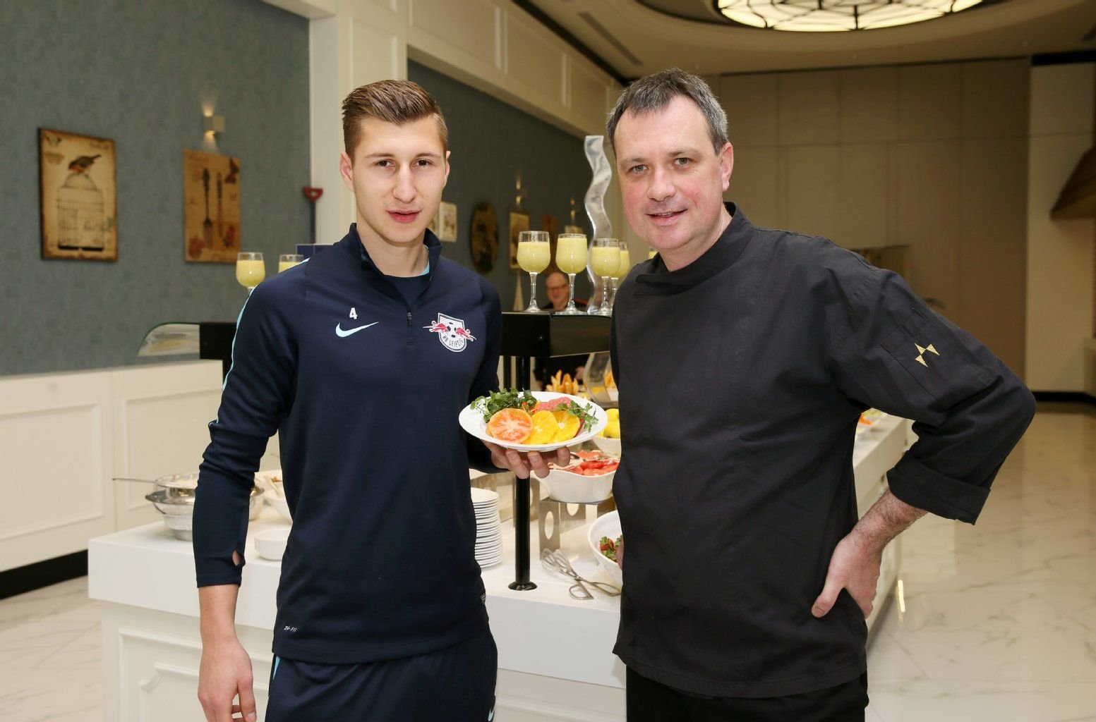 Willi Orban and Koch Thomas Linke stehen während des Trainingslager von RB Leipzig gemeinsam im Teamhotel in Belek.