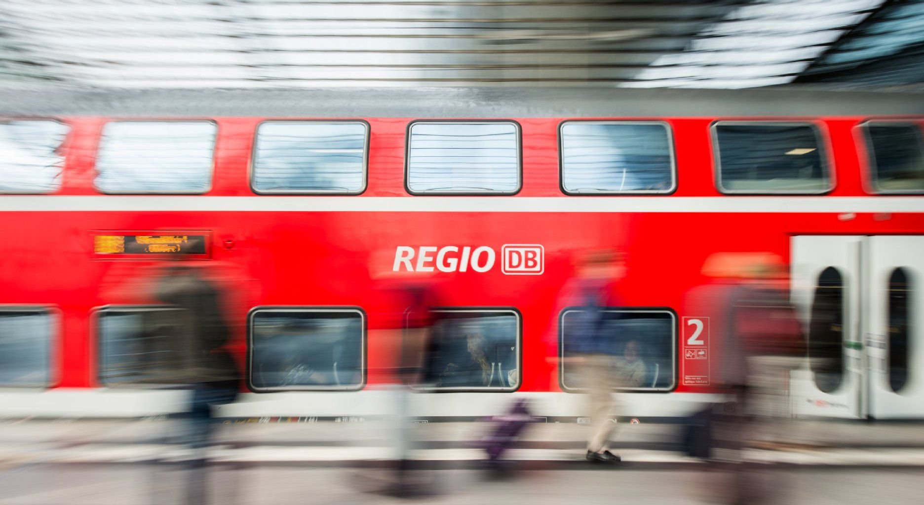 Eine Regionalbahn der Deutschen Bahn (DB) fährt in einen Bahnhof ein.