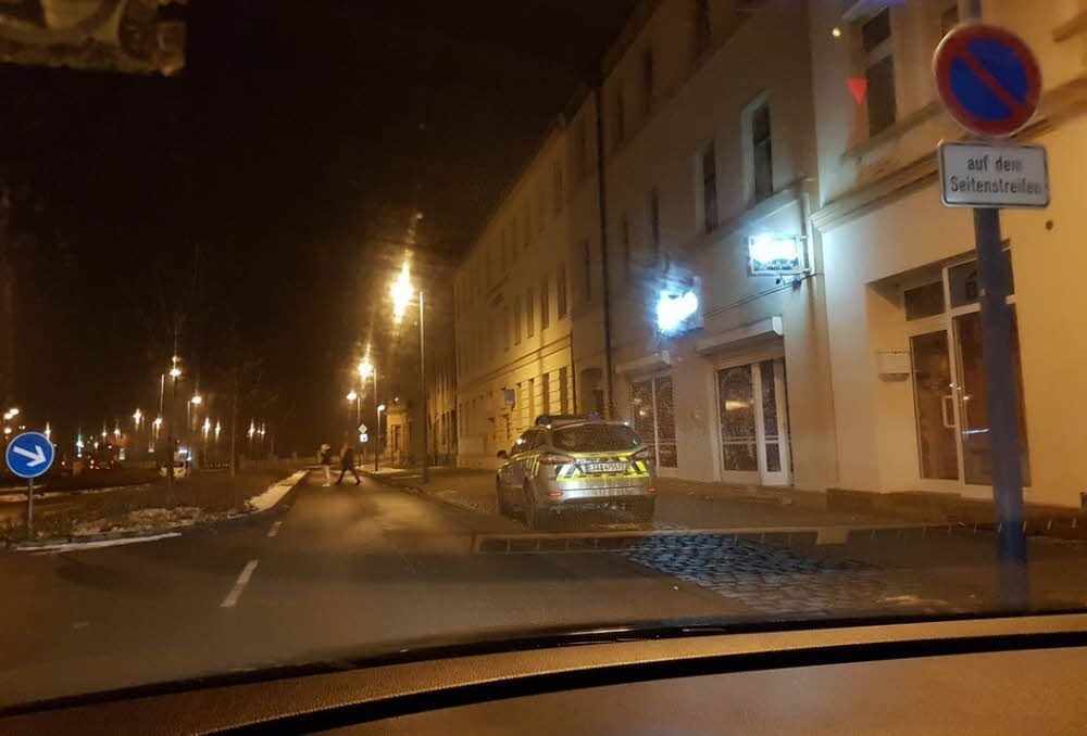 Der Polizeiwagen im Halteverbot.