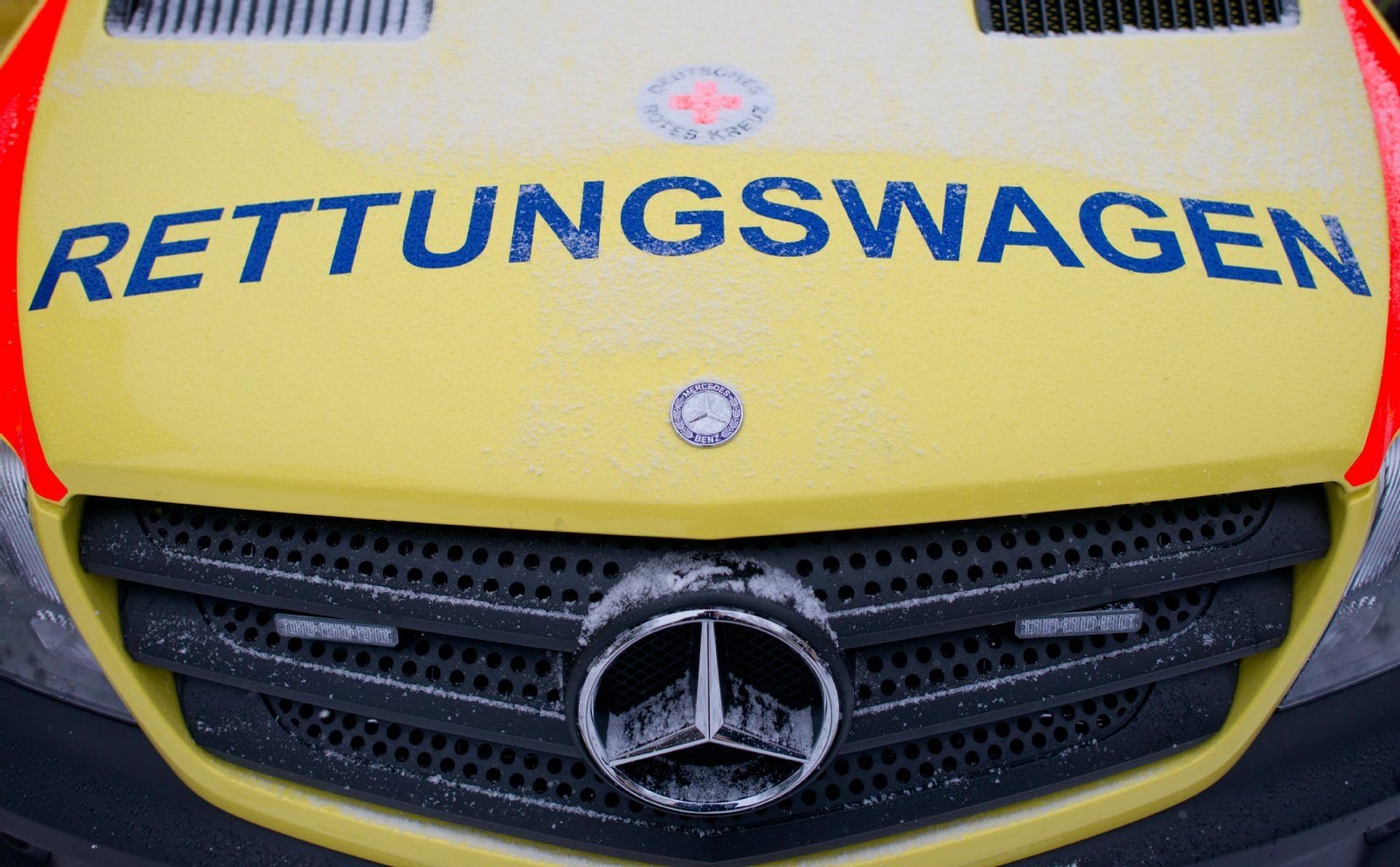 Ein verschneites Logo vom Deutschen Roten Kreuz. Das 34-jährige Opfer aus Oschersleben schwebt nicht mehr in Lebensgefahr.