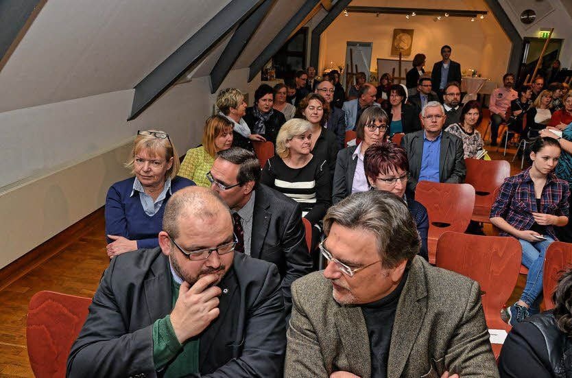 Der Präsident der Anhaltischen Landeskirche, Joachim Liebig (vorn rechts) und Nahost-Experte Jens Gieper (links) gehörten zu den Gästen.
