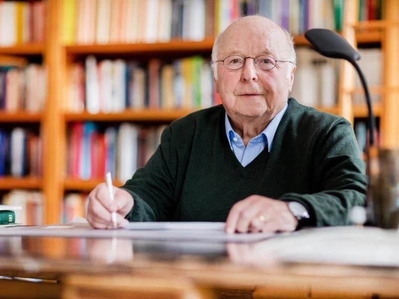 Der ehemalige Arbeits- und Sozialminister Norbert Blüm ist nach einer Blutvergiftung an Armen und Beinen gelähmt. Foto: Rolf Vennenbernd/dpa/Archiv