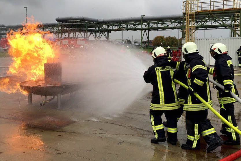 Auf dem Übungsplatz auf dem Raffinerie-Gelände wurde der Einsatz bei diversen Bränden geprobt.