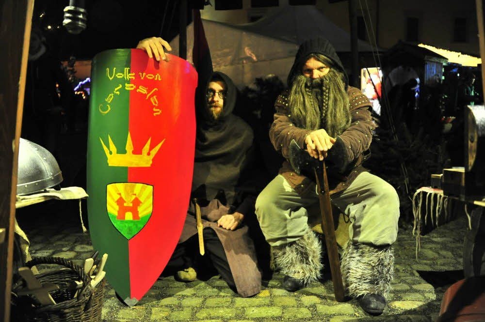 Edelsteinzwerg „Pilgrim“ vom „Volk von Caraslan“ (rechts) mitsamt Gehilfe präsentieren ihr Angebot bei der Schlossweihnacht.