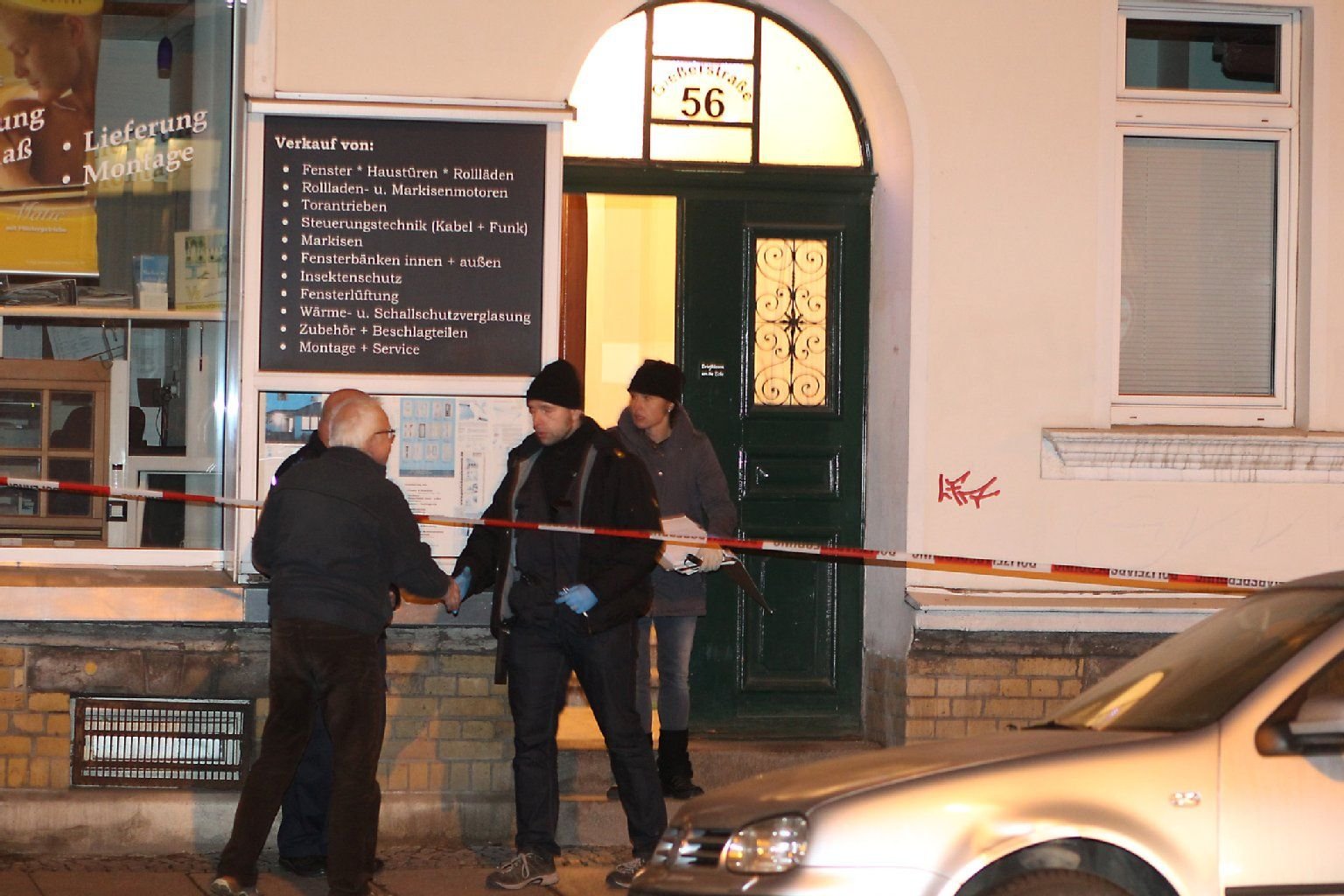 Polizisten stehen in Leipzig vor einem Haus im Stadtteil Plagwitz.