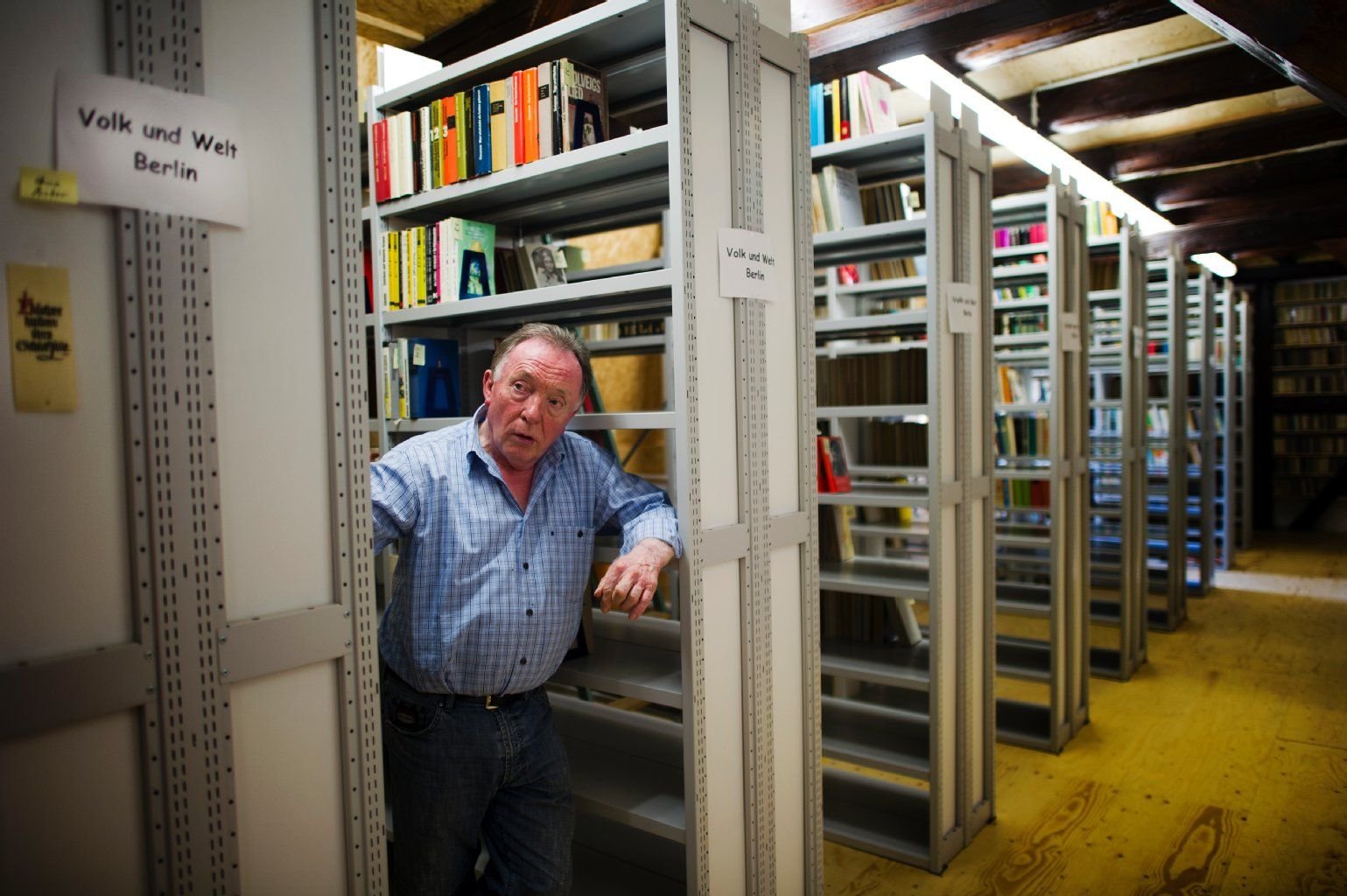 Schauspieler Peter Sodann steht zwischen Bücherregalen in einem ehemaligen Kuhstall im sächsischen Staucha in seiner DDR-Bibliothek. Der Schauspieler hat sein Haus in Halle verkauft und ist nach Staucha umgesiedelt.