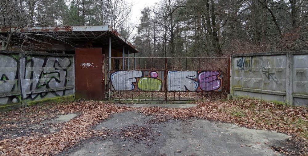 Das Gelände hinter diesem Tor neben dem Dessora-Industriepark gehört der SABUS Export-Import GmbH. Was dort geplant ist, bleibt im Verborgenen.