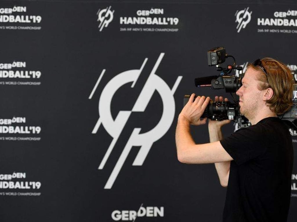 Ein Kameramann filmt das Logo der Handball-WM 2019, die in Deutschland und Dänemark ausgetragen wird. Foto: Rainer Jensen