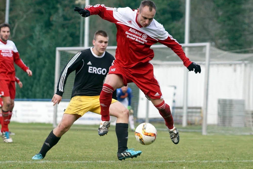 Die Winterpause ist zu Ende. Westerhausens Marco Michaelis nimmt den Ball vor Drohndorfs Denis Jankuhn an, links sieht Steffen Kittke zu.