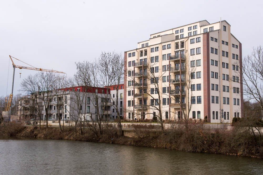Im alten Hochspeicher am Sophienhafen der Saale sind Wohnungen entstanden. Das Nordufer des Hafenbeckens ist bebaut.