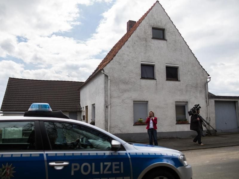Ein Streifenwagen fährt vor dem sogenannten „Horror-Haus” in Höxter vorbei. Foto: Marcel Kusch