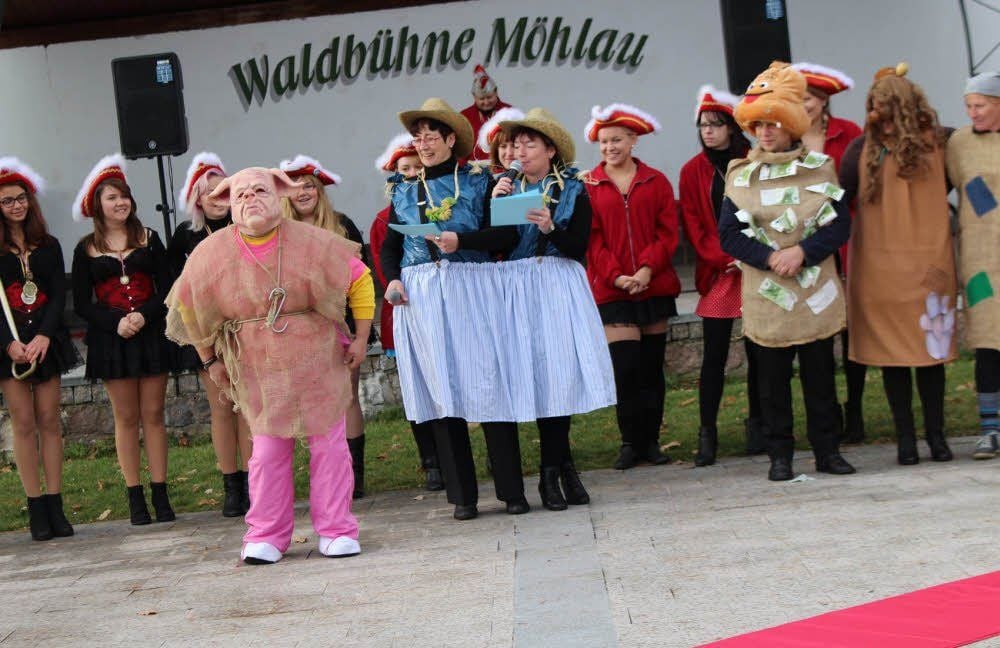 Ein Schwein, ein Doppelrock: Die Narren sind kreativ. Das beweisen sie mit einer etwas anderen Modenschau.