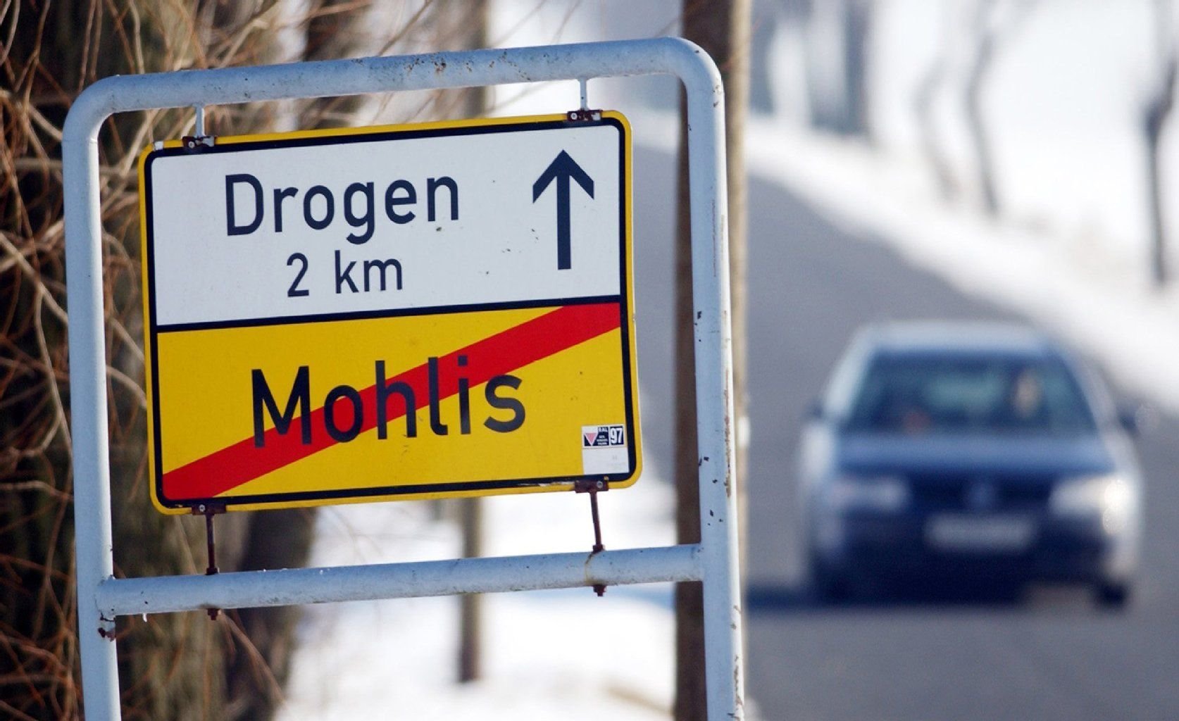 Eine Ortstafel im Altenburger Land, die auf das zwei Kilometer entfernte kleine Dorf «Drogen» verweist.