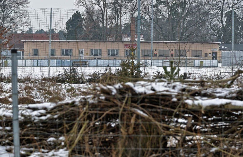 Blick über das strittige Grundstück auf das Vereinsheim von TuS Kochstedt: Der Verein hat gerade einen Nebenplatz gesperrt.