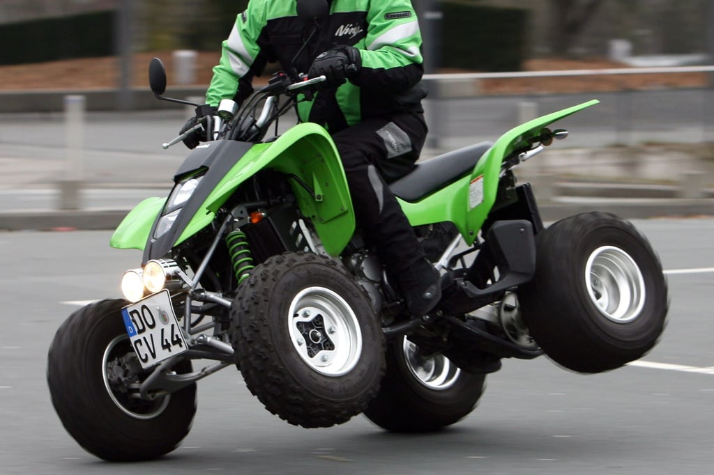 Wer mit einem Quad auf der Straße fahren will, sollte die heiklen Eigenheiten kennen und sich entsprechend darauf einstellen.