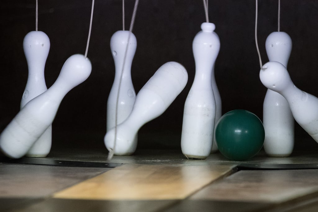 Eine Kugel trifft am 01.12.2017 im Kegelsport-Centrum Bovenden (Niedersachsen) die Kegel einer vollautomatischen Kegelbahn. Kegeln war einst eine beliebte Sportart. Tausende Männer und Frauen waren Mitglied in einem Verein oder mieteten zum Spaß nach der Arbeit eine Kegelbahn. Nun haben die Vereine massive Nachwuchsprobleme. (Zu dpa-Text «Kegler befürchten Niedergang ihrer Sportart» vom 03.12.2017) Foto: Swen Pförtner/dpa ++ +++ dpa-Bildfunk +++