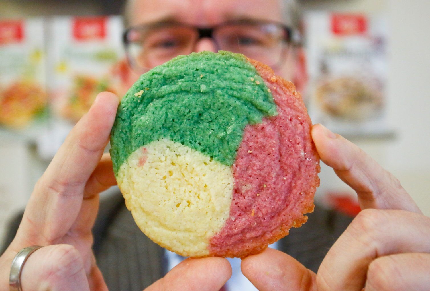 Kathi-Chef Marco Thiele stellt seine neue Backmischung für Papageien-Cookies vor.