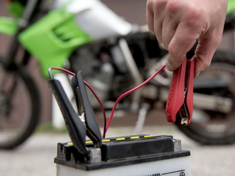 Die Akkus ihrer Maschinen klemmen Biker über die Winterpause in der Regel besser ab. Foto: Lukas Barth/dpa-tmn
