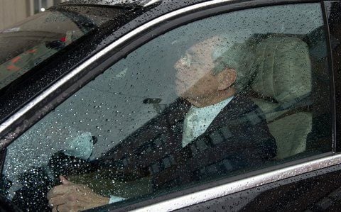 Der Verteidiger des Wettermoderators Jörg Kachelmann, Johann Schwenn, kommt mit dem Auto in Mannheim zum Landgericht. (FOTO: DPA)