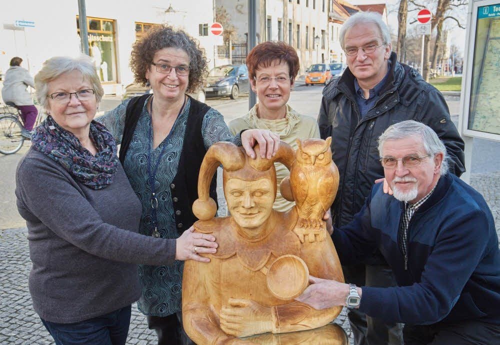 Ursula Saalbach, Jeanne Colgan, Gisela Seyfahrt, Joachim Grossert und Joachim Hennecke (v.l.) reihen sich um eine Bernburger Sagengestalt: Dem Till Eulenspiegel.