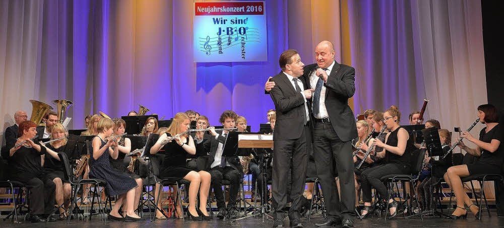 Mike Peinert und Ulrich Fischer (von links) im Duett: Sie singen den Titel „Ein Freund, ein guter Freund“.