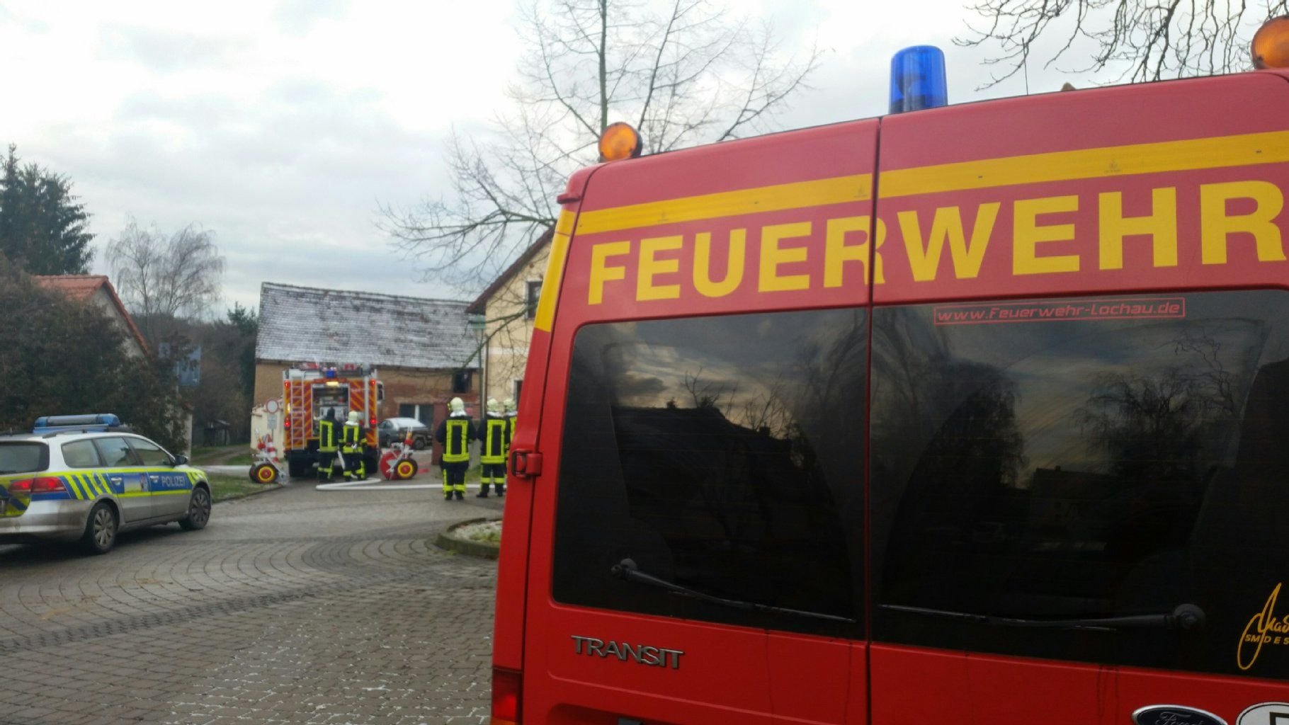 Die Feuerwehr beim Löschen des Pkw.
