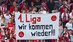Fans des 1. FC Nürnberg halten im Mai im Nürnberger Franken-Stadion ein Transparent in die Höhe. (Foto: dpa)