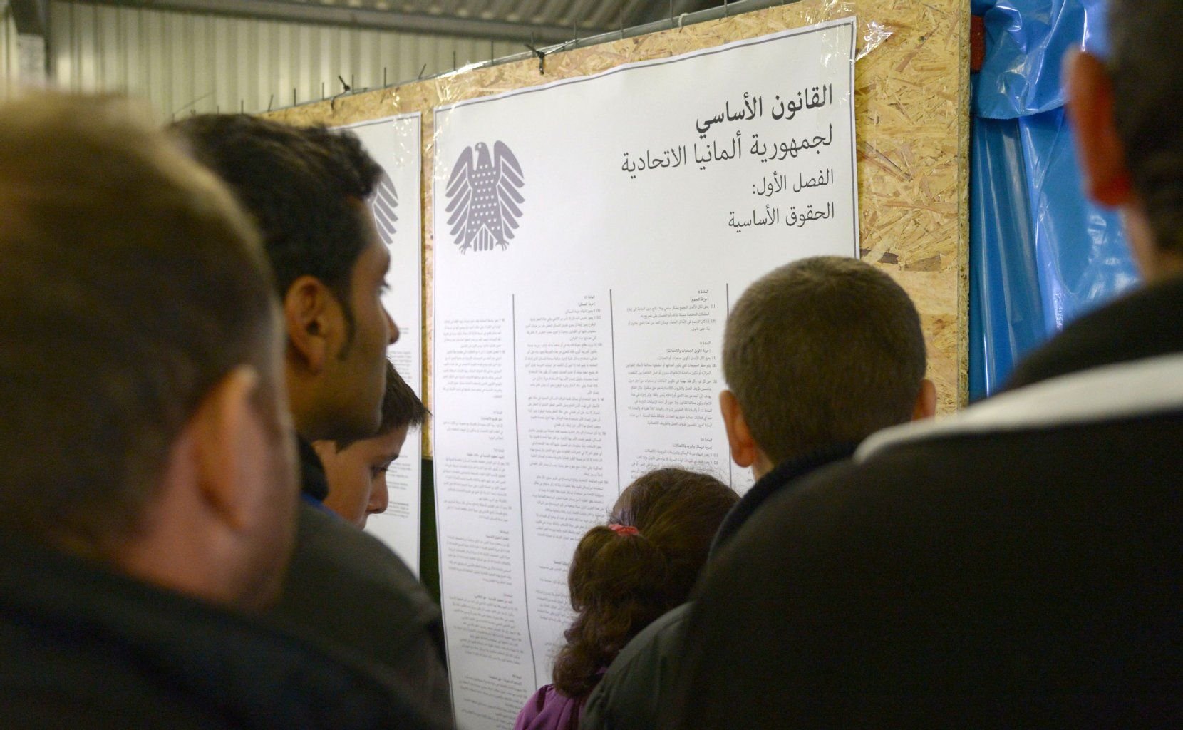 Das Grundgesetz auf Arabisch soll Flüchtlingen helfen Barrieren zu überwinden.