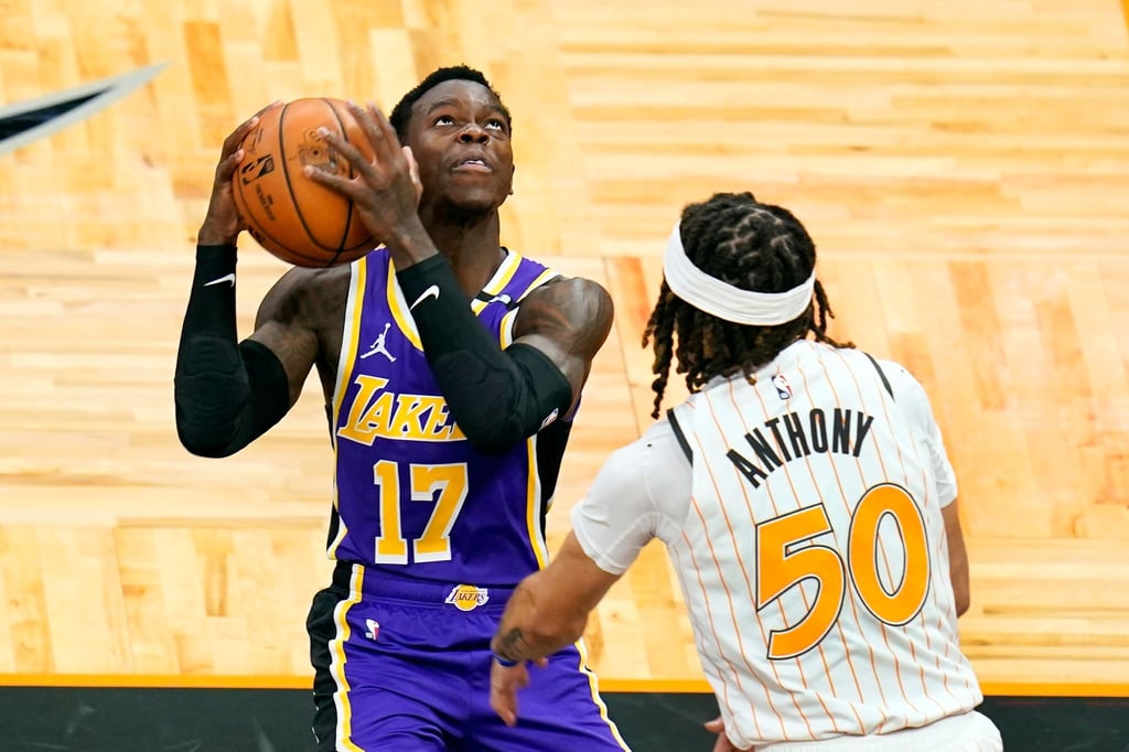 Dennis Schröder (l) von den Los Angeles Lakers setzt zum Wurf an.
