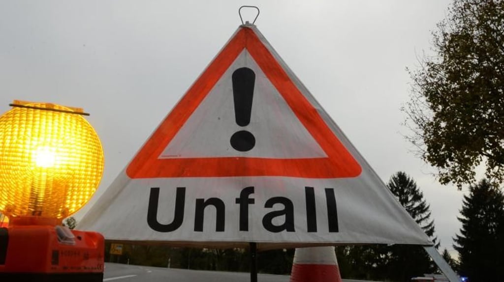 Ein Warndreieck mit der Aufschrift „Unfall” steht auf der Straße. Foto: Patrick Seeger/Archiv