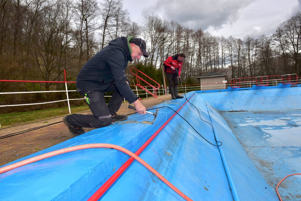 Im Waldbad Alterode laufen die Vorbereitung für die neue Badesaison. Die Gemeindemitarbeiter Frank Stahl und Matthias Faust (v.li.) bessern kleine Schäden am Schwimmbecken aus. Bevor das Wasser eingelassen wird, wird alles noch mal gereinigt.