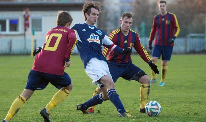 Günthersdorfs Kapitän Jakob Fischer (M.) behauptet sich gegen die Bunesen Florian Sieb (l.) und Felix Sieb (r.).
