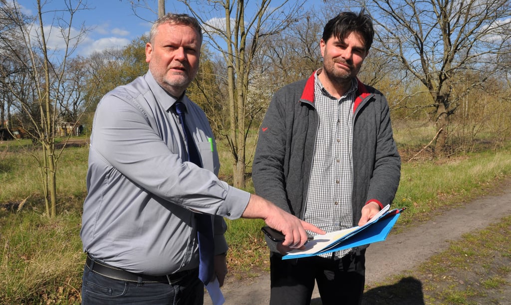 Mattias Günther und Henry Krüger schauen sich auf der Karte den Standort des geplanten Mobilfunkmastes an.