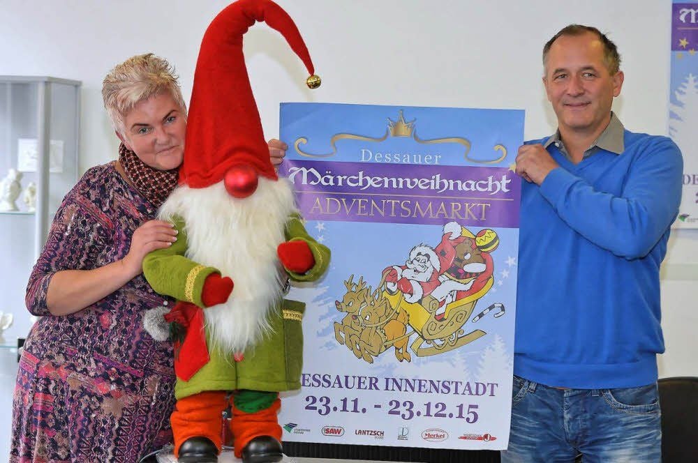 Annett und Dirk Merkel präsentieren einen der neuen Wichtel für den Dessauer Adventsmarkt.