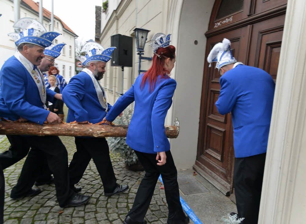 Die Roßlauer Narren vom RKC haben traditionell und pünktlich das Rathaus gestürmt und die Schlüsselgewalt für die 5. Jahreszeit erobert.