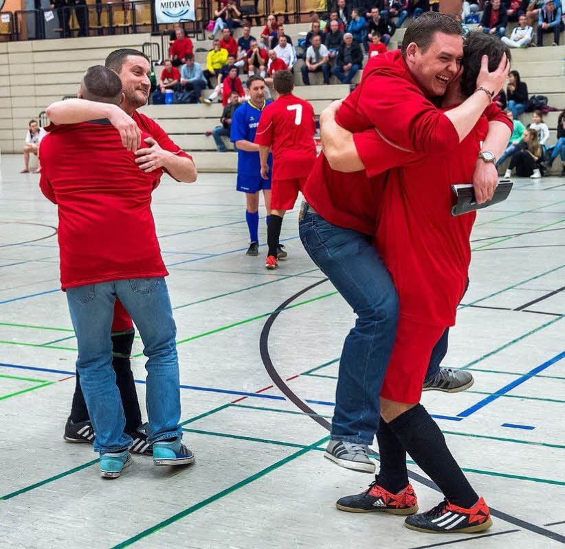 So bejubelten die Spieler und Anhänger vom Team S-meg ihren Erfolg bei der Stadtmeisterschaft im Vorjahr.