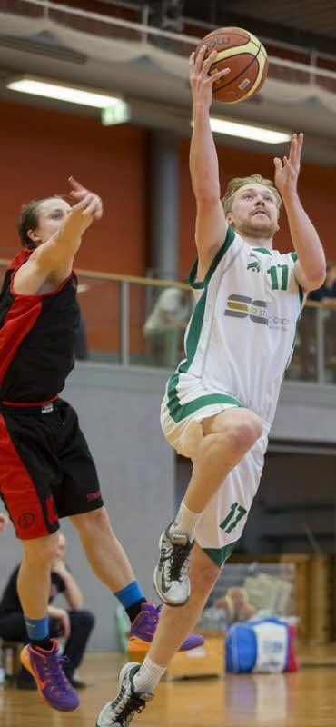 Halles Hannes Fromm auf dem Weg zum Korb. Doch auch er konnte die Niederlage der Rhinos gegen Südwest Berlin nicht verhindern.