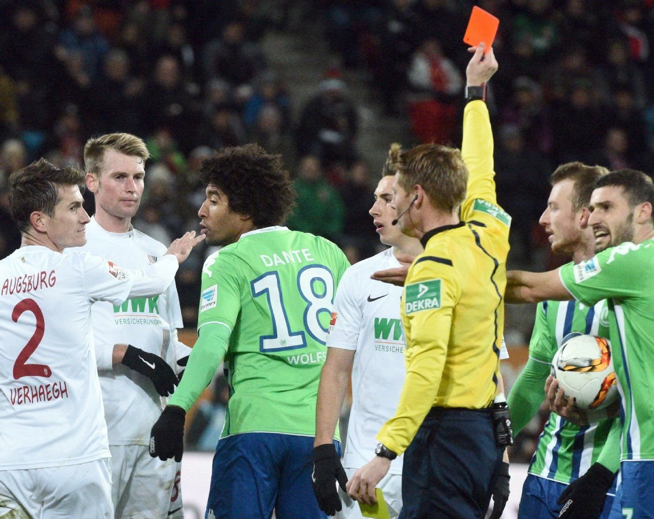 Dante vom VfL Wolfsburg sieht beim torlosen Remis in Augsburg die rote Karte.