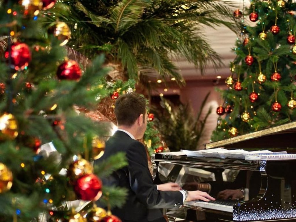 Für Kreuzfahrten über Weihnachten und Silvester bauen die Reedereien nicht ihre Schiffe um - aber die Deko ist durchaus festlich, wie hier auf der «MSC Splendida». Foto: MSC Kreuzfahrten