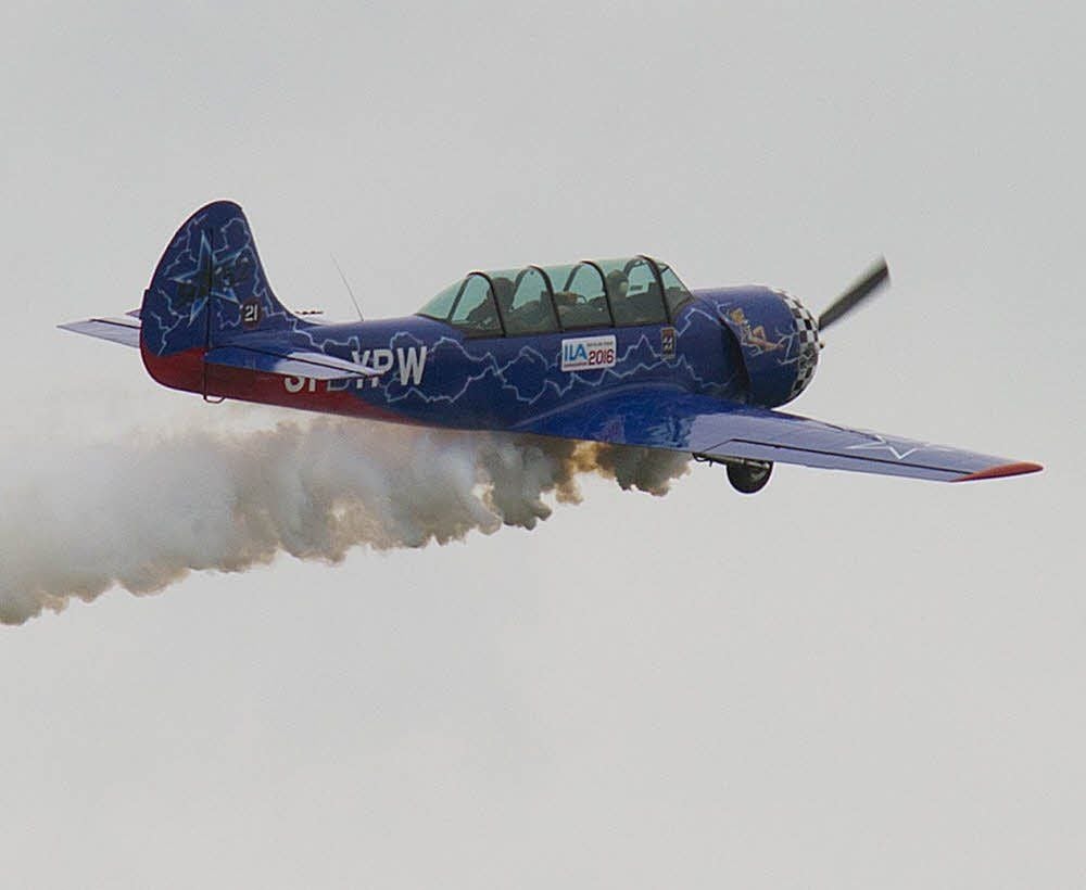 Eine Yak-52 fliegt bei einem Flugtag über dem Verkehrslandeplatz Ballenstedt. Ein Mitflug mit diesem ehemaligen russischen Militärschulflugzeug war bei den Besuchern besonders beliebt.