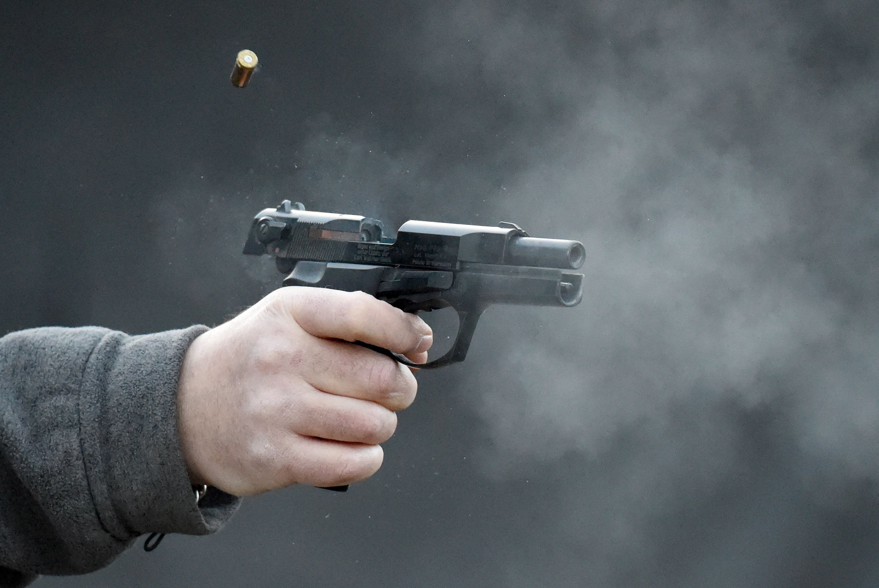Eine Schreckschusspistole wird abgefeuert.