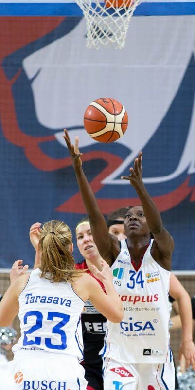 Komm in meine Hände: Sophia Ederaine fängt einen Rebound.
