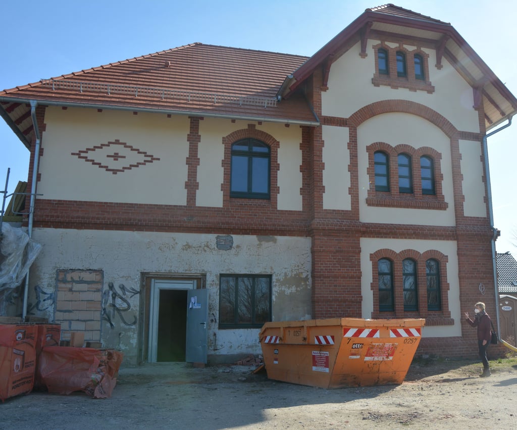 Die ehemalige Freibank des Schlachthofes und künftige Jugendeinrichtung der Rolandmühle von der Hofseite aus. Dach, Giebel und Fassade wurden in den vergangenen Jahren aufwendig saniert. Das denkmalgeschützte Haus kann sich heute sehen lassen.