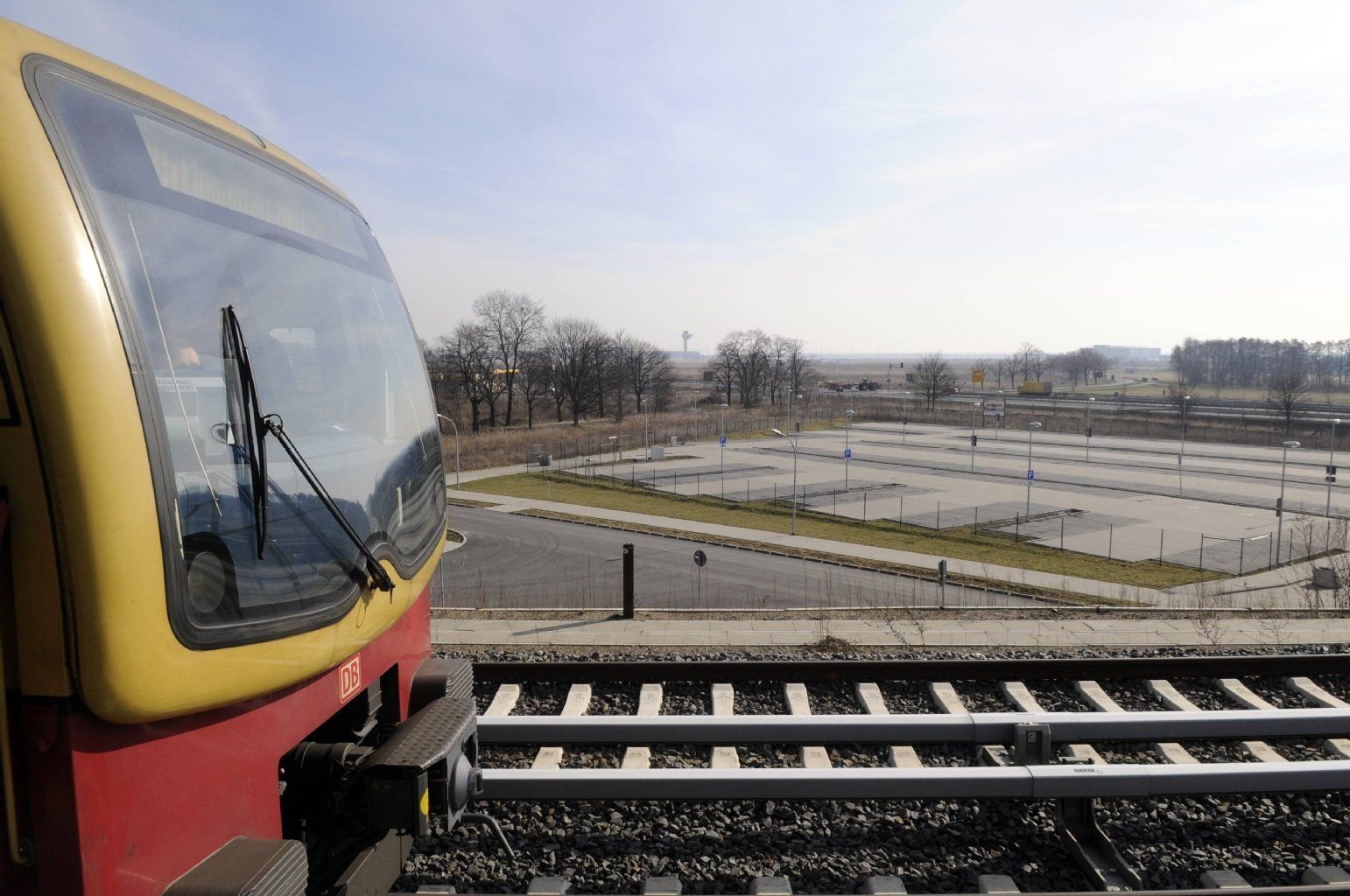 Die Berliner S-Bahn auf dem Weg zum Geisterbahnhof am Flughafen BER.