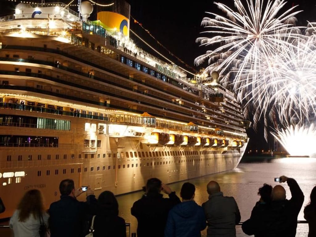 Feuerwerk muss sein an Silvester, auch auf einer Kreuzfahrt. Die Schiffe machen zum Jahreswechsel in Destinationen fest, die ein besonders schönes Spektakel bieten. Foto: Costa Kreuzfahrten